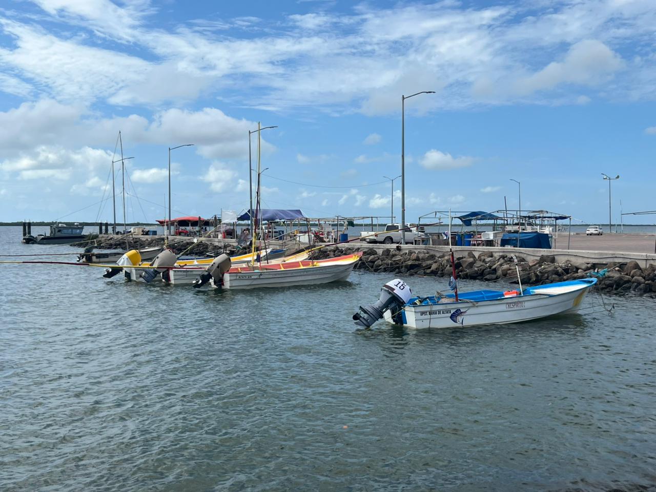 Pangas a la orilla del mar en Altata.