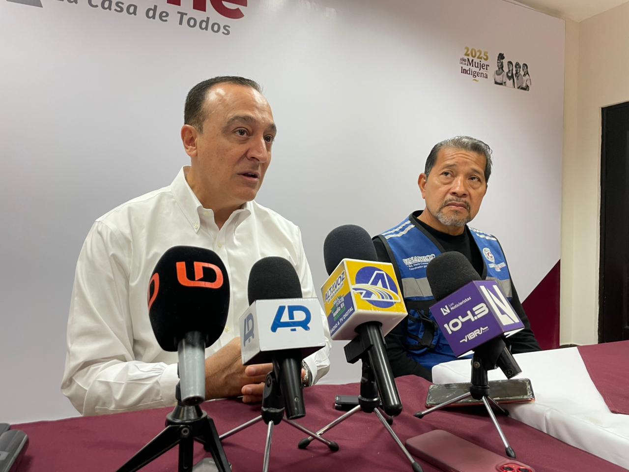 Junto al coordinador de Protección Civil