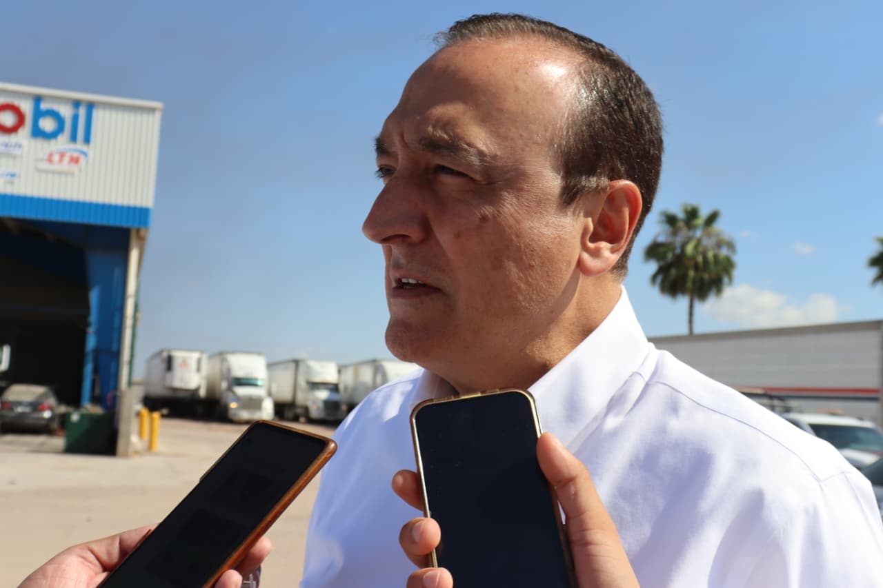 Alcalde Antonio Menéndez de Llano Bermúdez en el lugar donde se registró el incendio de una pipa en Los Mochis.
