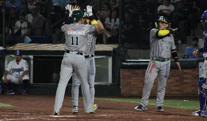 Asael Sánchez celebra su Grand Slam durante juego de la LMP