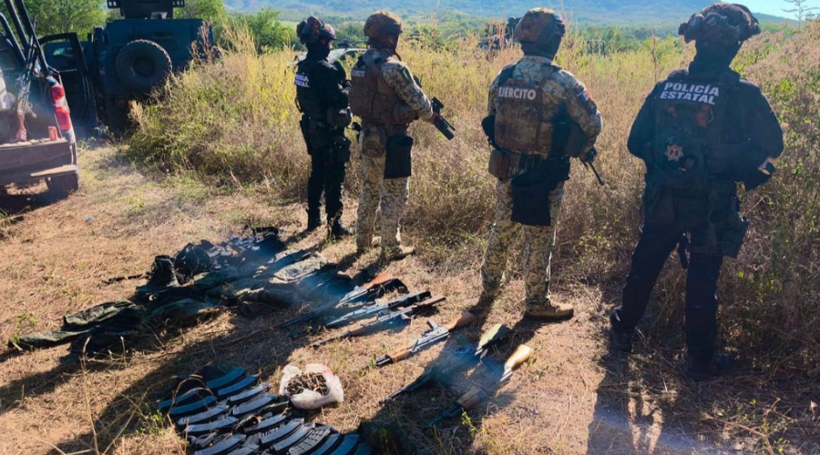 Autoridades aseguran armas y equipos