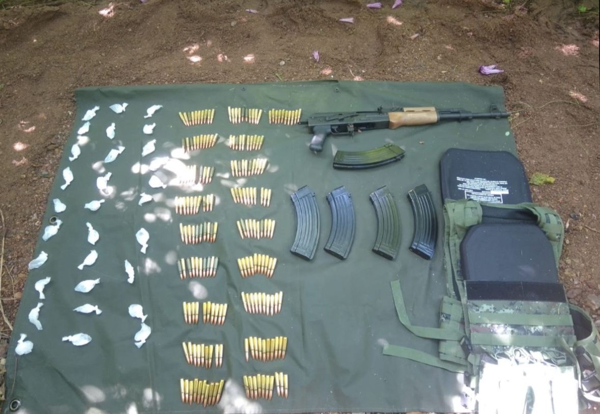 Aseguran vehículo, vapeadores, armas y droga