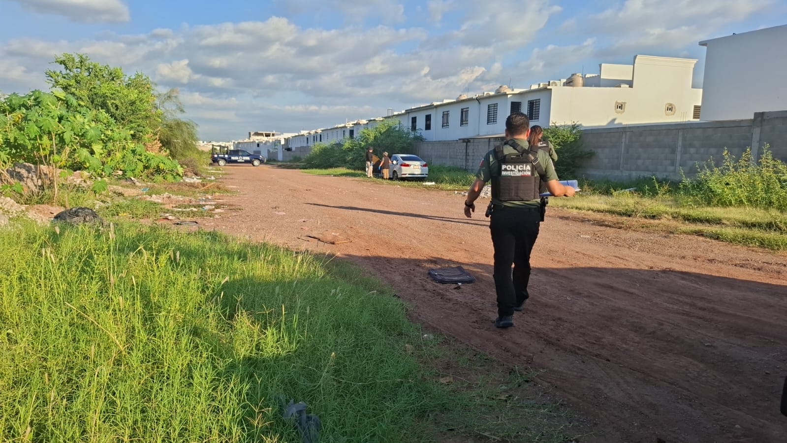 Policía de Investigación en la zona donde fue encontrado el vehículo con un hombre asesinado.