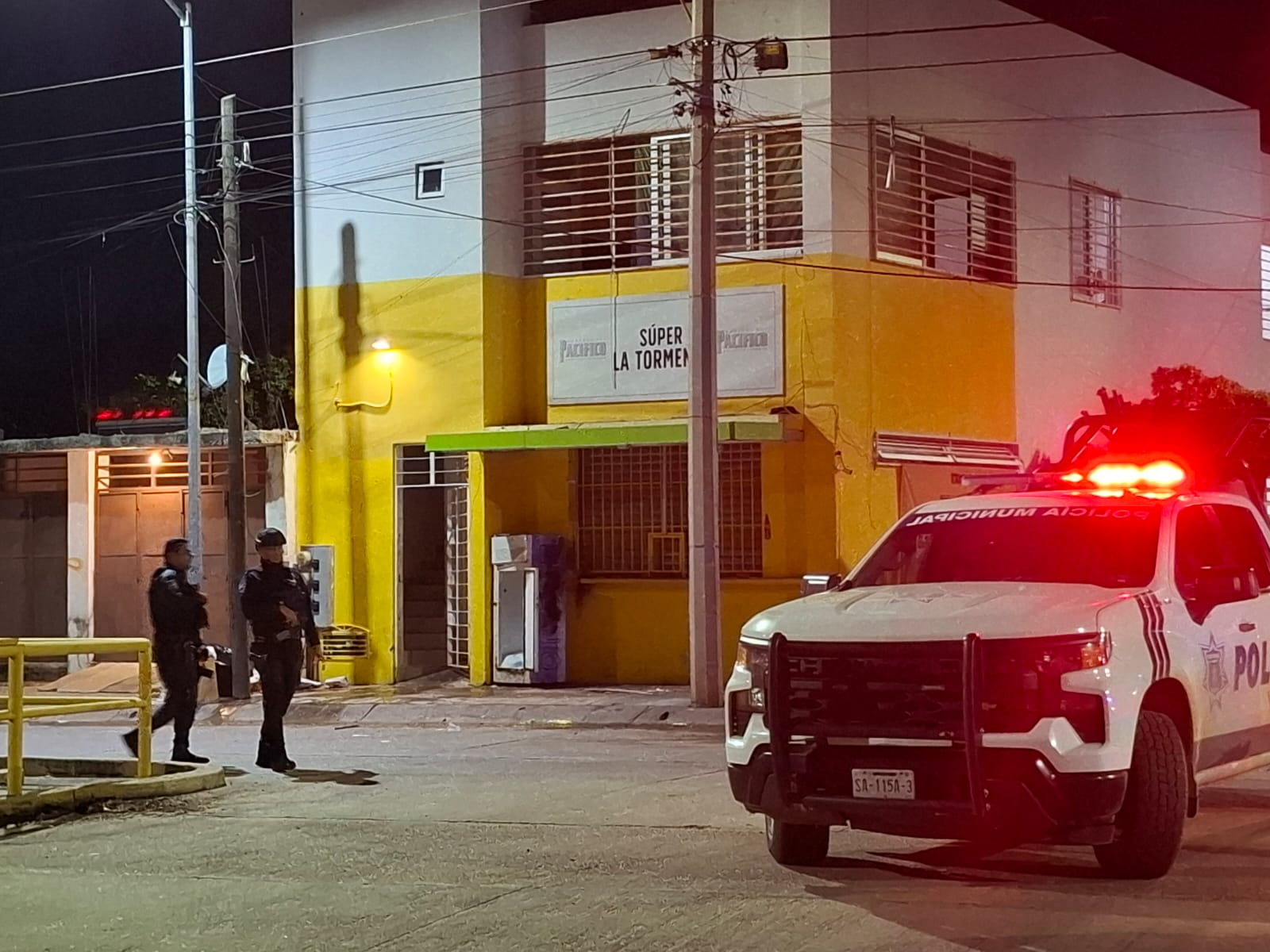 Unidad de polic+ia junto a expendio atacado