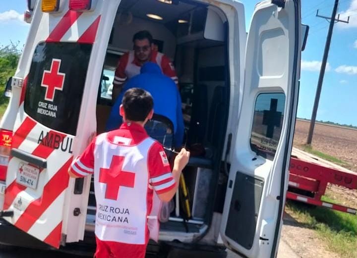 Paramédicos de Cruz Roja auxiliando a la mujer afectada.
