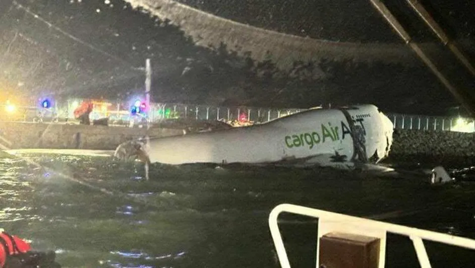 Avión de carga sale de la pista y cae al mar en Hong Kong; confirman 2 muertos
