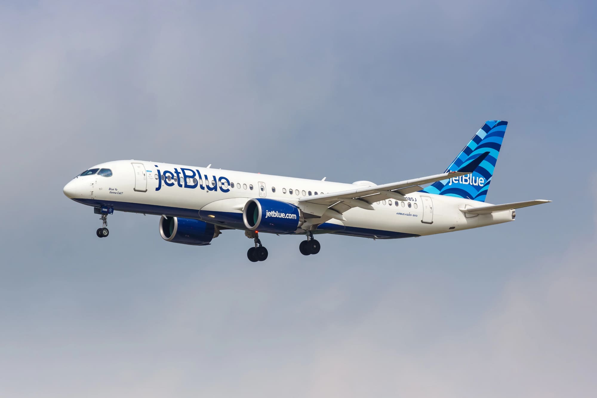 Vuelo de JetBlue que despegó de Cancún aterriza de emergencia en Florida; reportan heridos