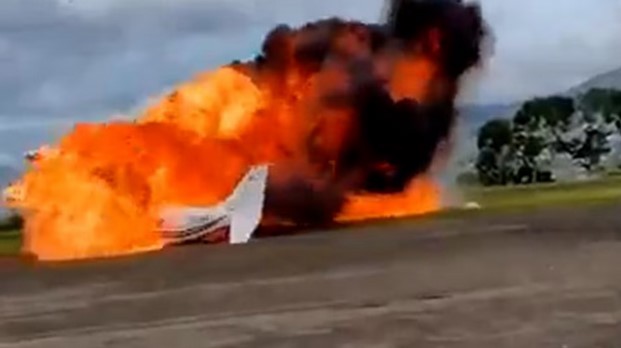 VIDEO: Avión se estrella durante el despegue y deja 2 muertos en aeropuerto de Venezuela