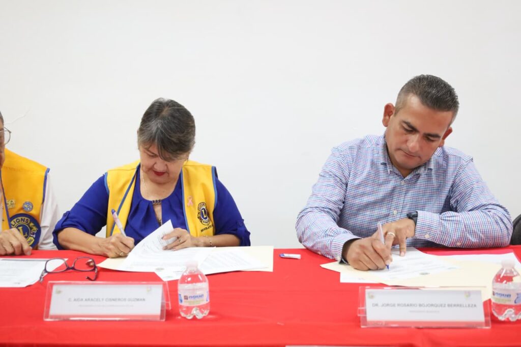Firma de convenio entre el Ayuntamiento de Navolato y Club de Leones.