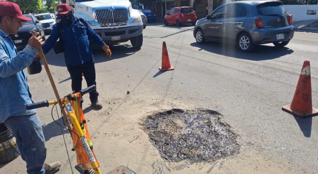 Ayuntamiento tiene tres cuadrillas que trabajan diariamente para acabar con los baches en Mazatlán