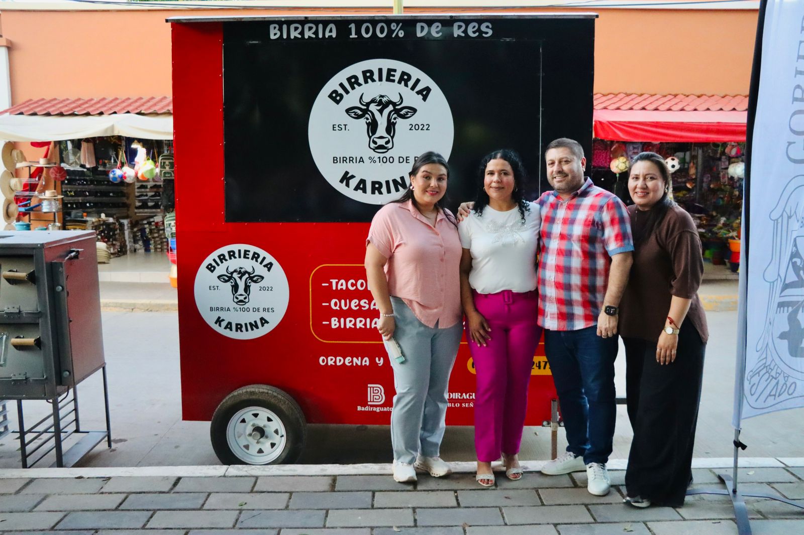 Alcalde José Paz López entrega carretas y equipo a emprendedoras