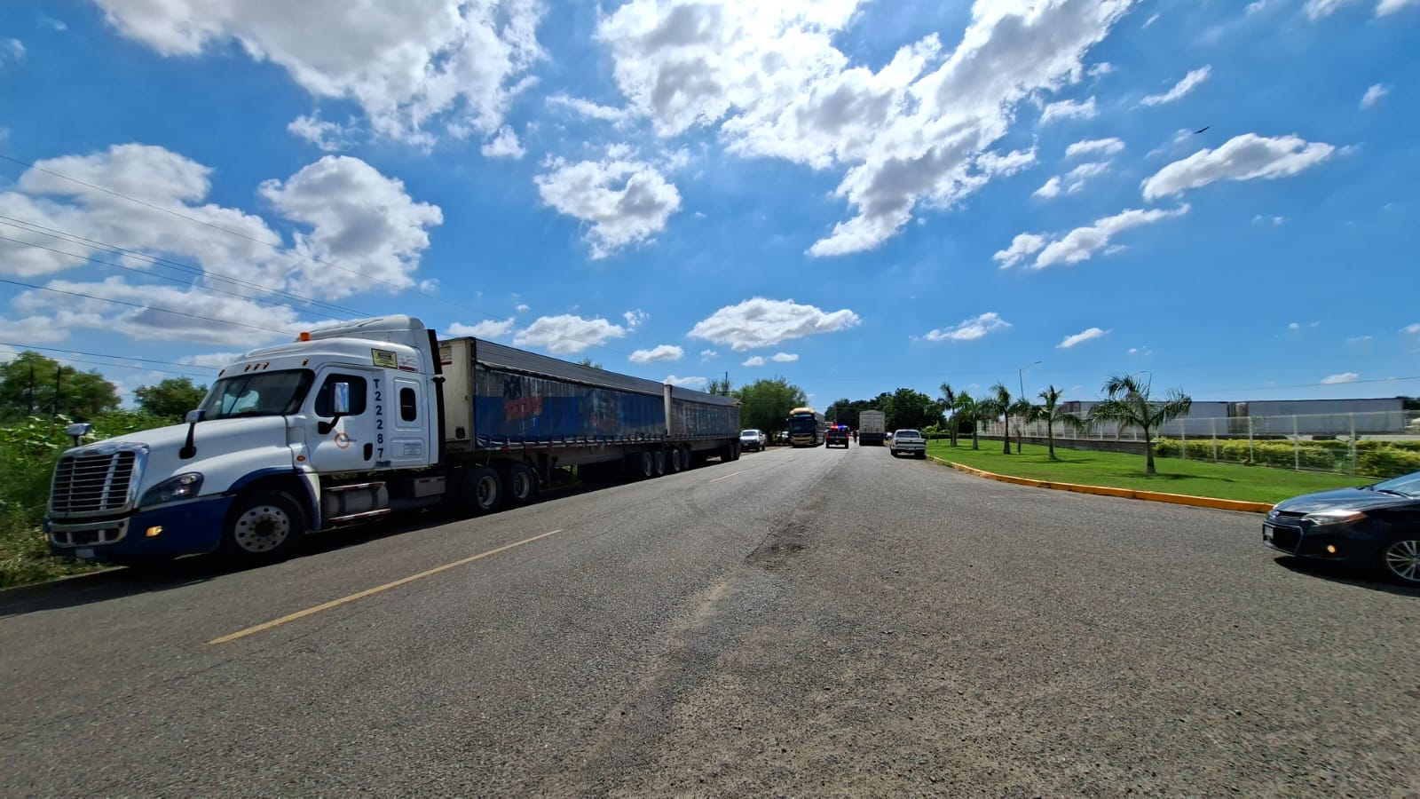 Tras casi 7 horas de bloqueo, productores liberan caseta de Cuatro Caminos