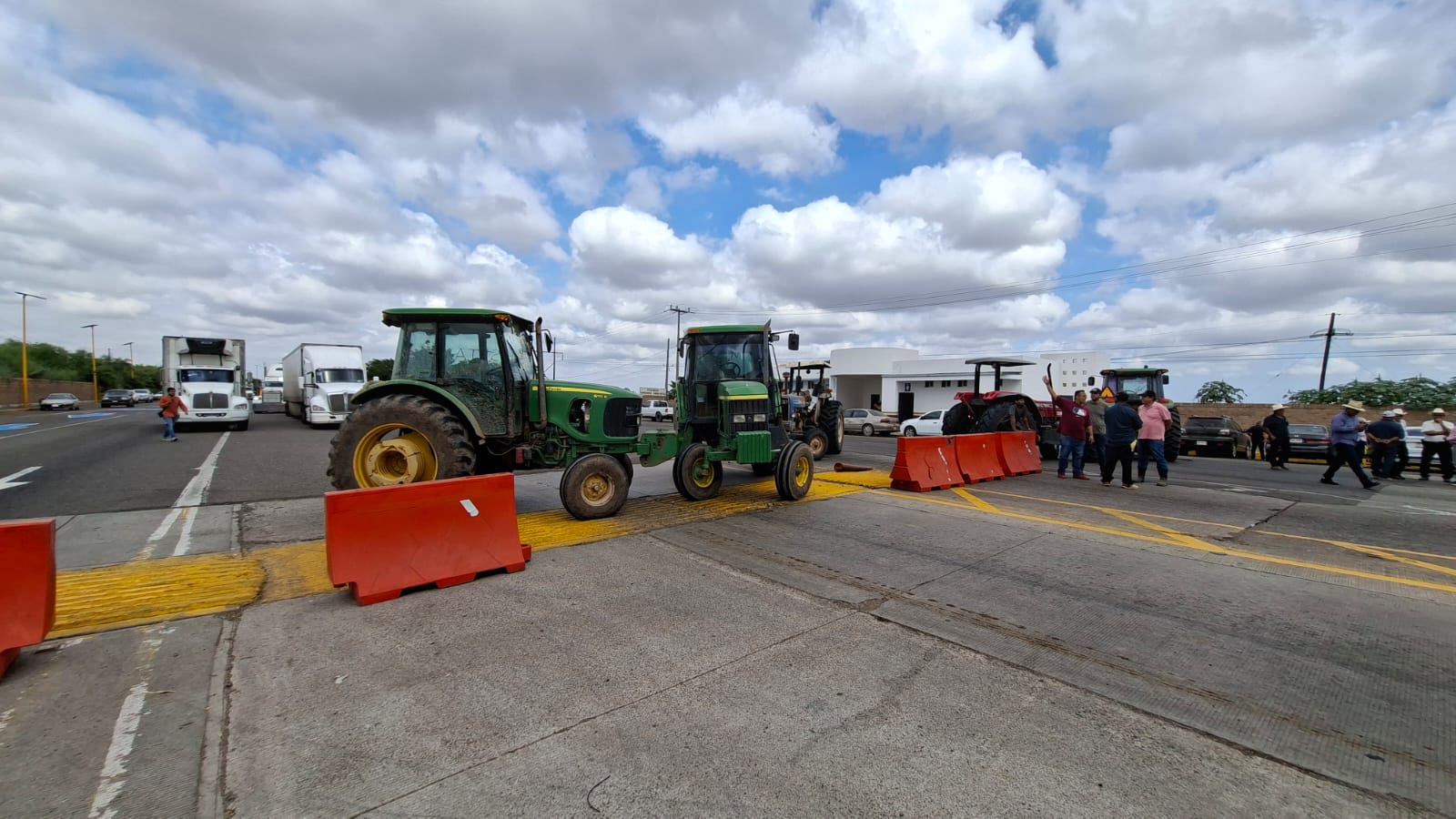 Maiceros de Sinaloa bloquean la caseta Cuatro Caminos en Guasave