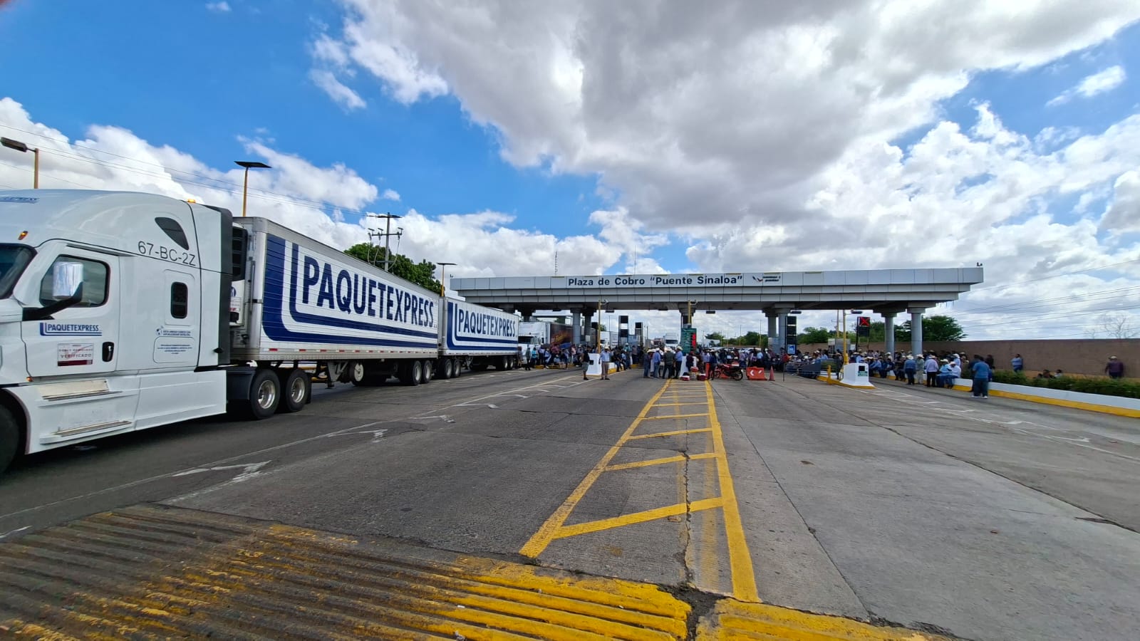 Bloqueo de caseta en la México 15 en Guasave.