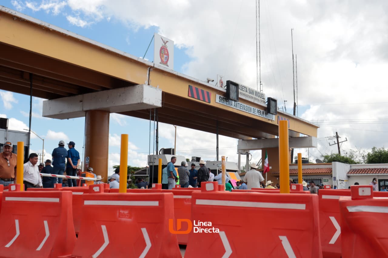 Bloqueo de caseta en la México 15 por productores agrícolas.