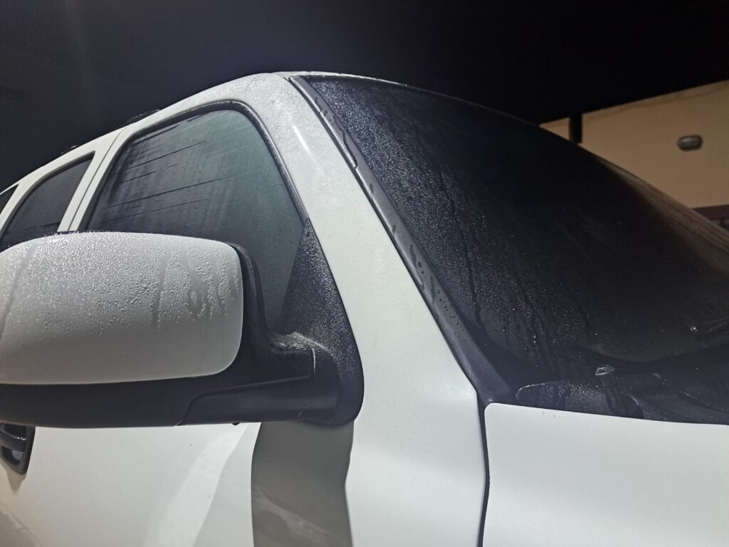 Brisa matutina sobre los automóviles. La imagen se captó en la ciudad de Los Mochis, Miriam Bojórquez.
