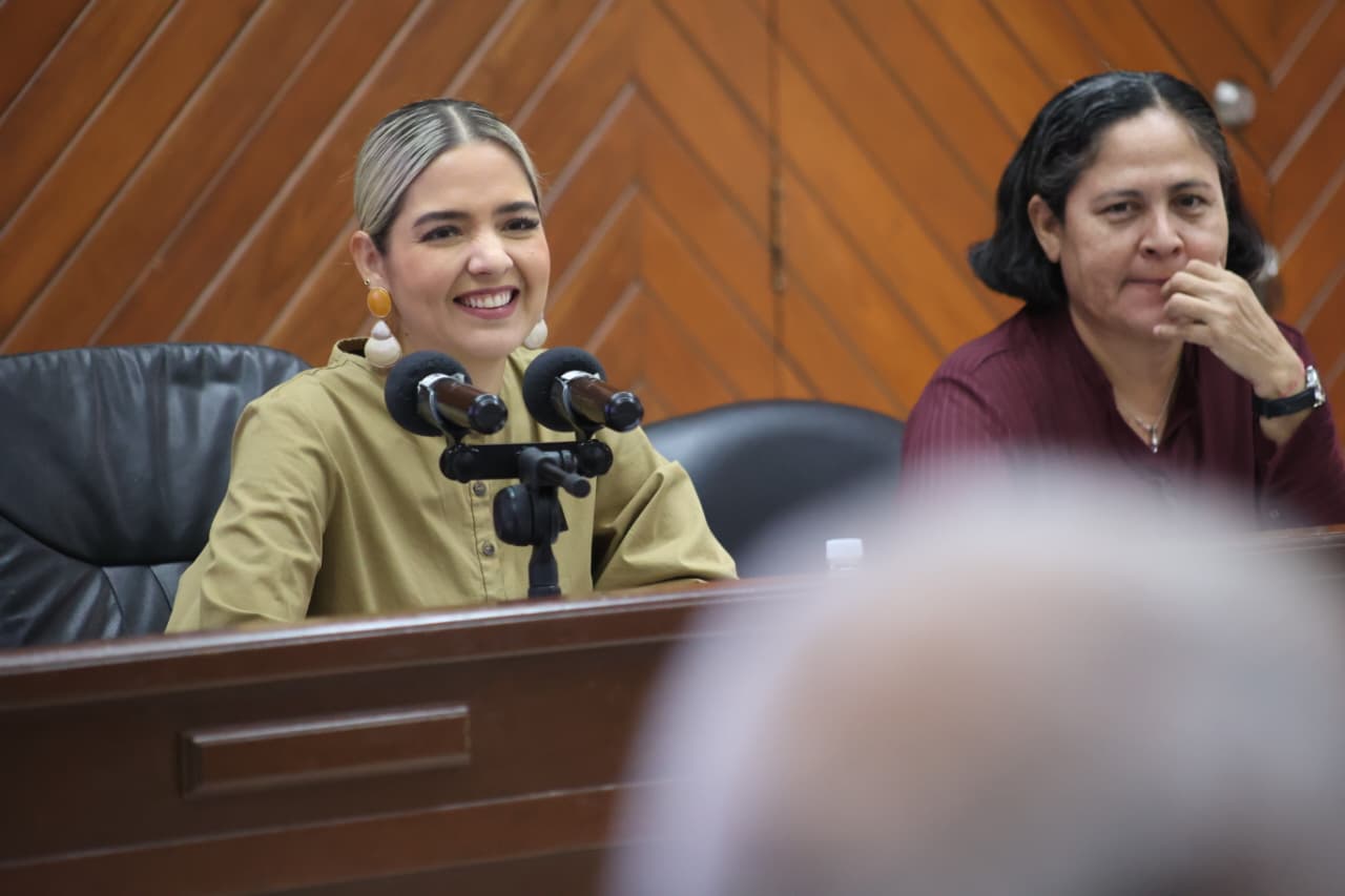 Alcaldesa Estrella Palacios en el Cabildo de Mazatlán.
