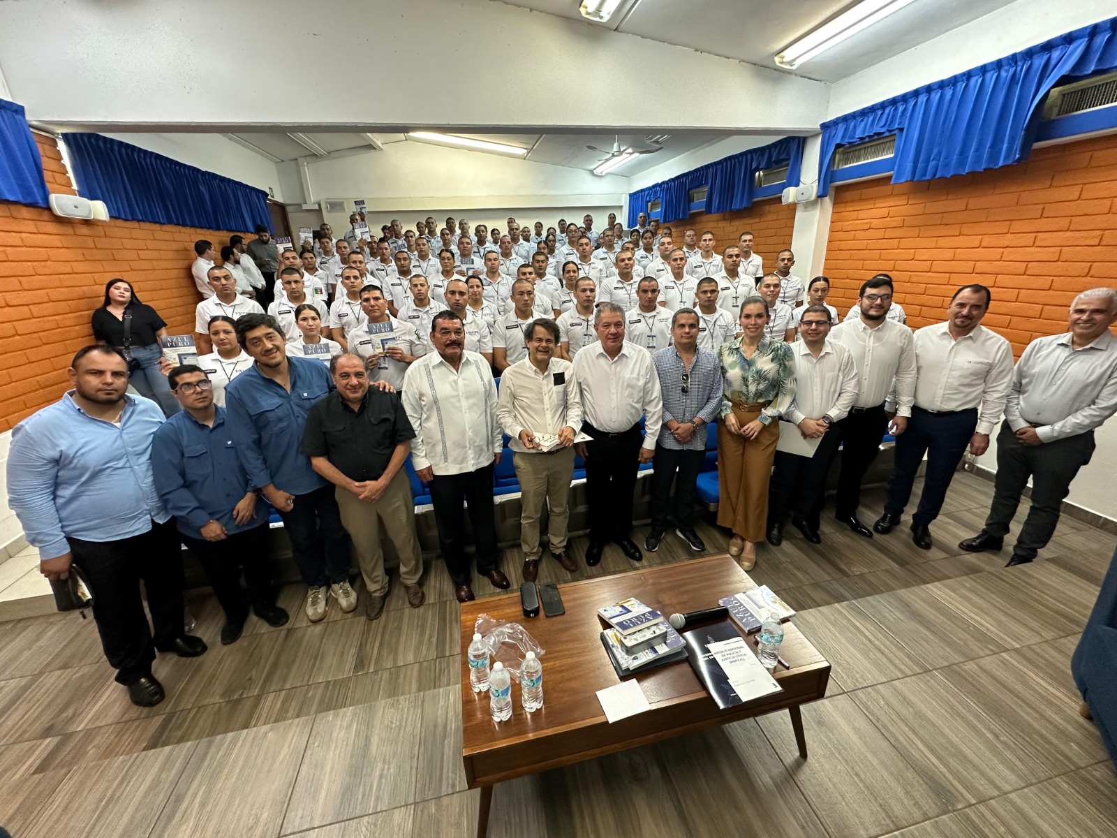 Cadetes de Unipol reciben interesante charla sobre estrategias y valores para su futuro ejercer