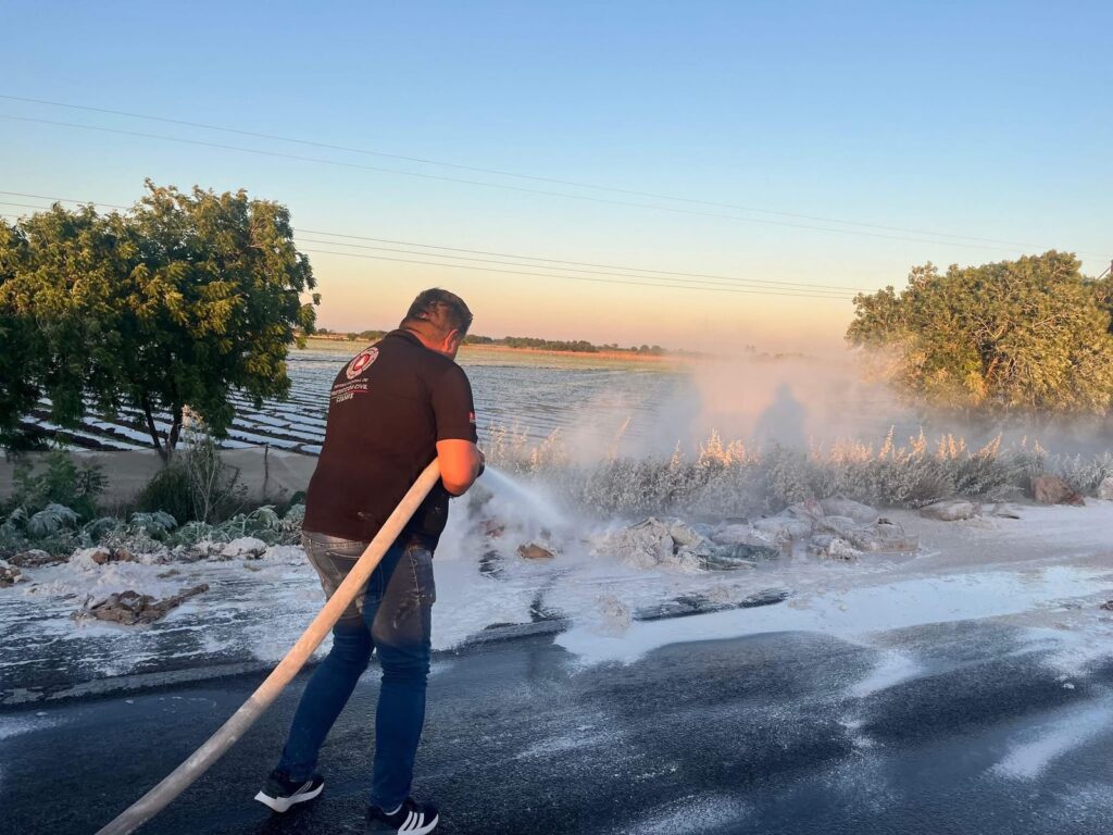 Protección Civil de Guasave atendiendo la cal derramada.