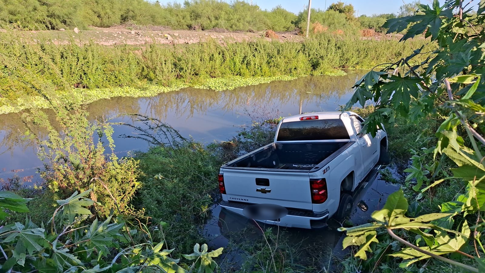 Camioneta cae an el canal Lateral 18 en Los Mochis
