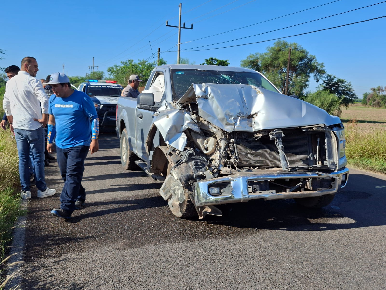Camioneta se estrella contra unidad de carga descompuesta y la arroja a un dren en Guasave
