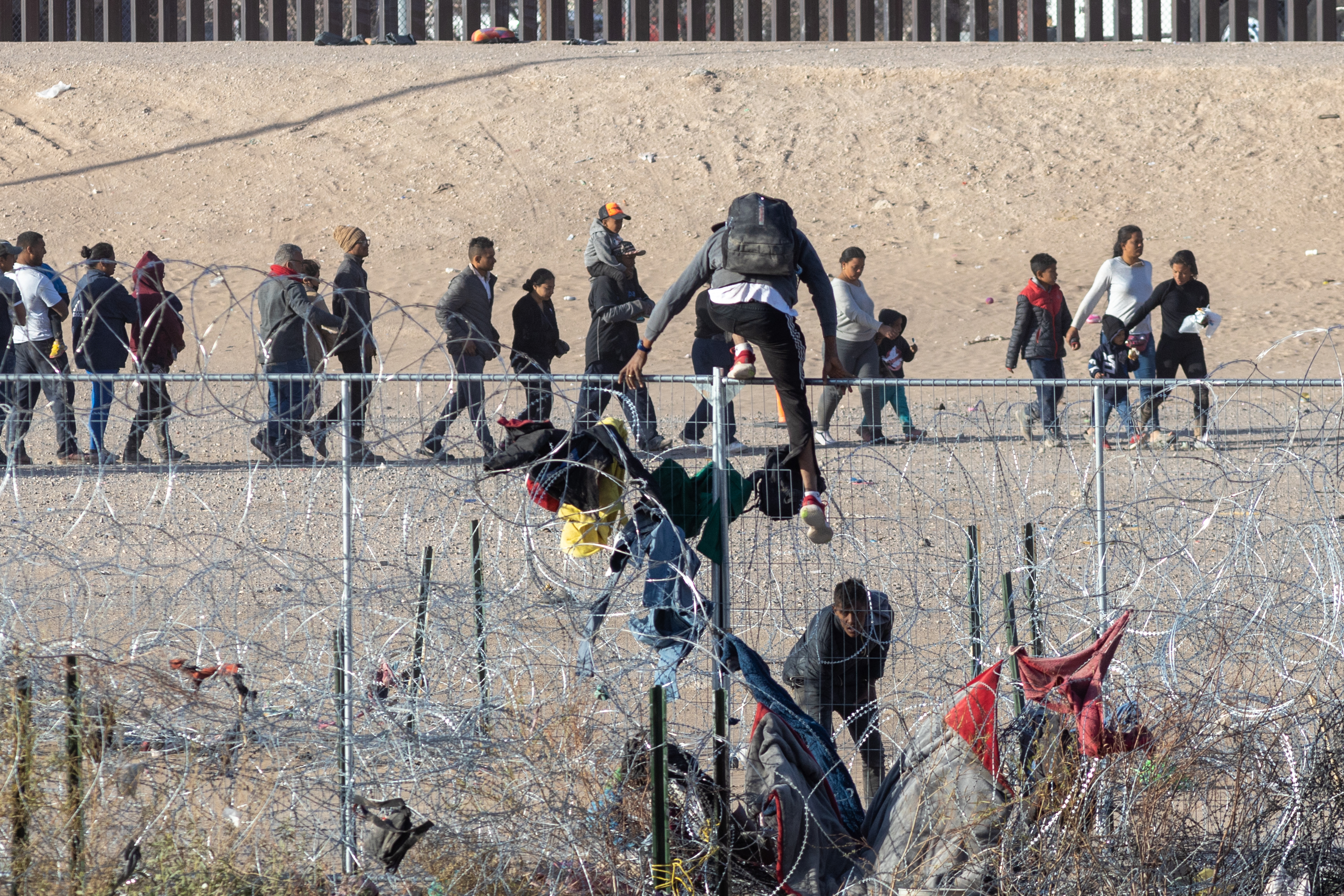 Campaña busca expandir fondo legal para inmigrantes amenazados de deportación en EU