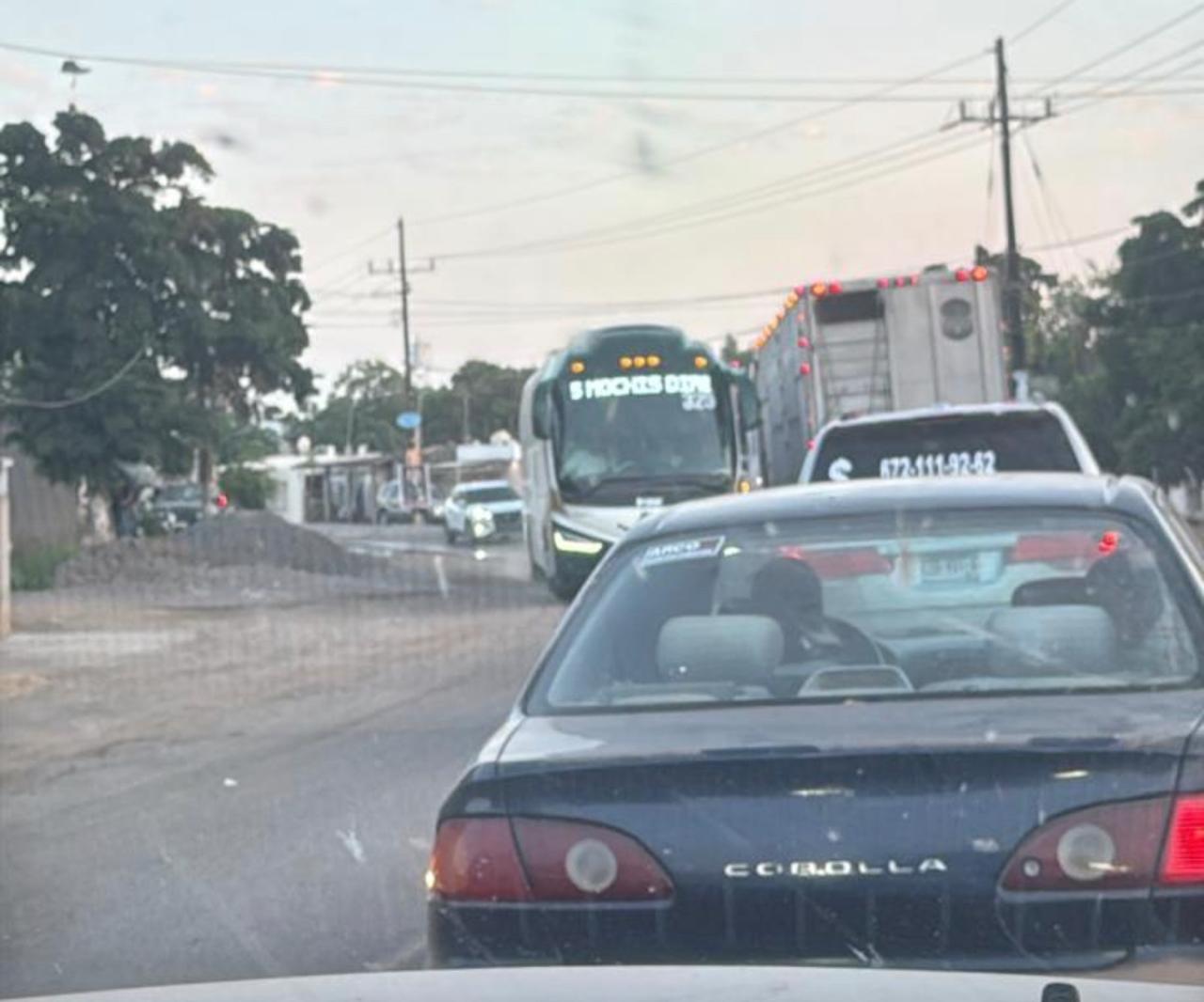 Caos vial tras el bloqueo en la caseta de Cuatro Caminos.