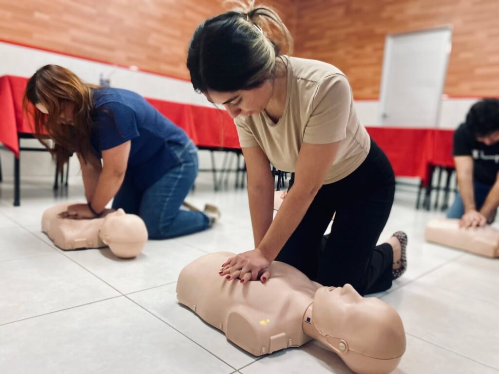 Capacitación de primeros auxilios a odontólogos.