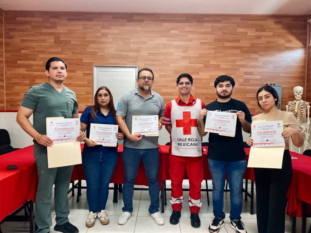 Odontólogos recibiendo su constancia emitida por la Cruz Roja Guasave.