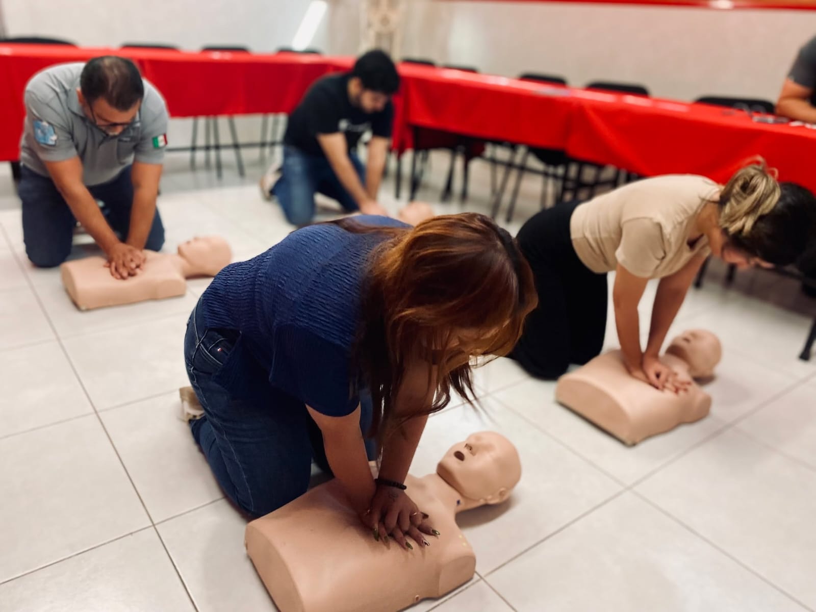 Capacitación de primeros auxilios a odontólogos.