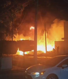Incendio en baldío asombra a vecinos y moviliza a los cuerpos de emergencia en Los Mochis