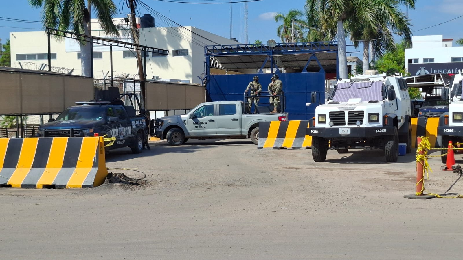 Autoridades resguardando el Centro Penitenciario de Aguaruto.