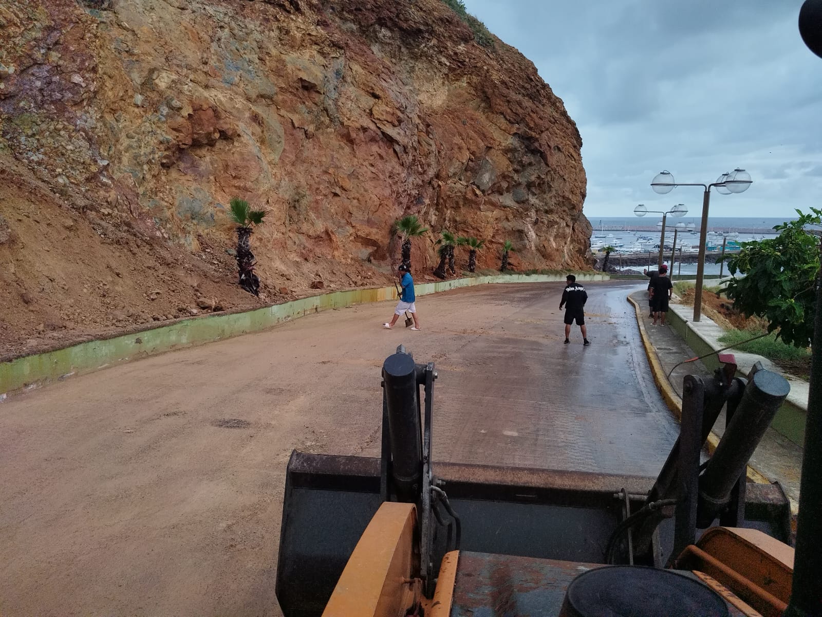 Cerro del Vigía en Mazatlán registra deslaves tras efectos de “Raymond”; activan limpieza en la zona