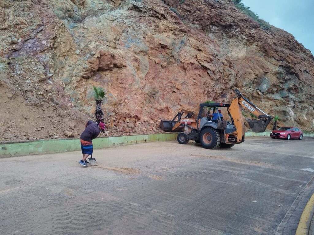 Cerro del Vigía en Mazatlán registra deslaves tras efectos de “Raymond”; activan limpieza en la zona