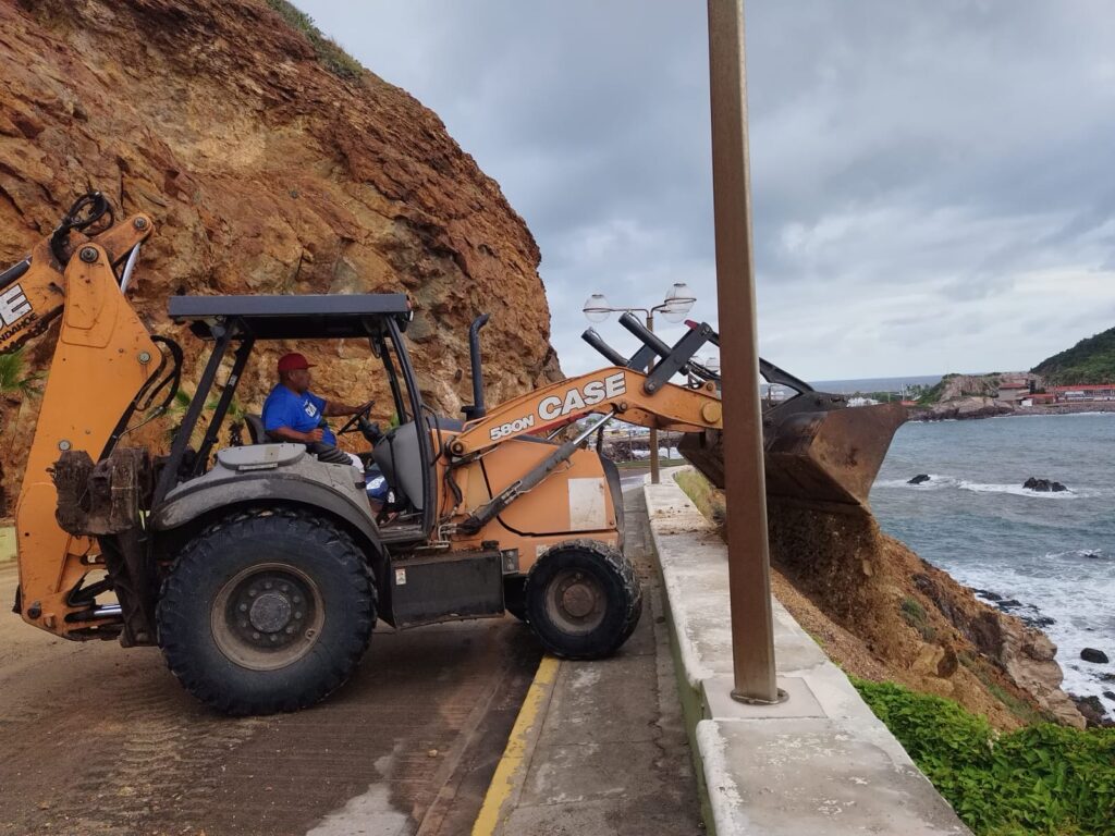 Cerro del Vigía en Mazatlán registra deslaves tras efectos de “Raymond”; activan limpieza en la zona
