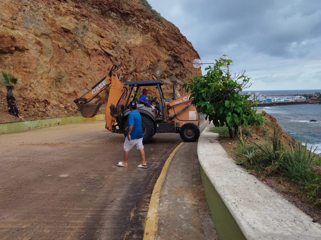 Cerro del Vigía en Mazatlán registra deslaves tras efectos de “Raymond”; activan limpieza en la zona