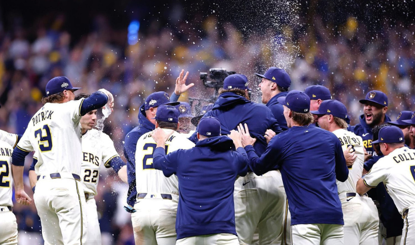 Cerveceros de Milwaukee celebran victoria en las Grandes Ligas