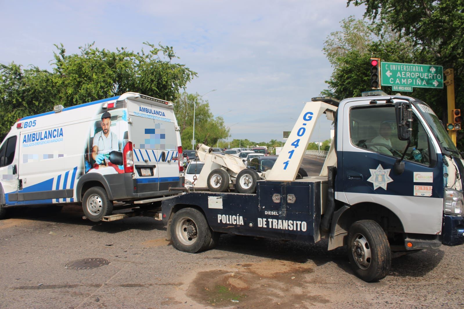 Grúa de Tránsito levantando la ambulancia involucrada en el choque.