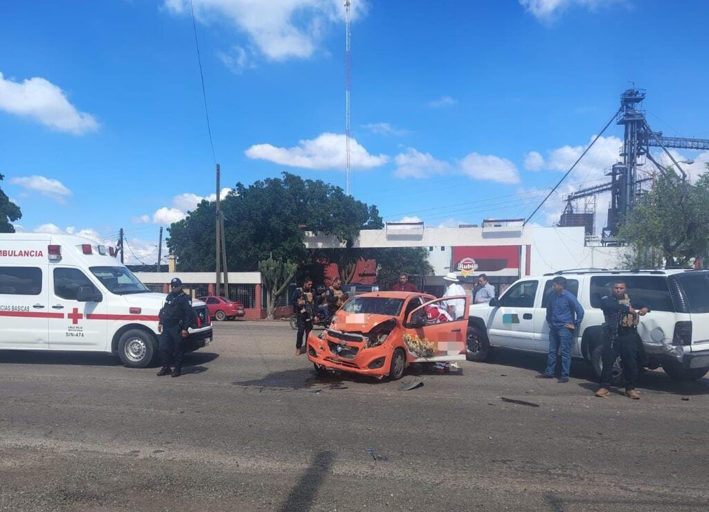 Autoridades y una ambulancia en el lugar de los hechos.