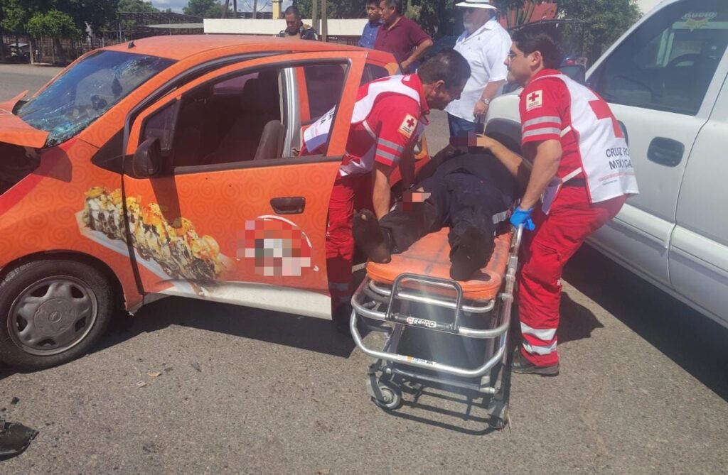 Cruz Roja auxiliando al joven lesionado.