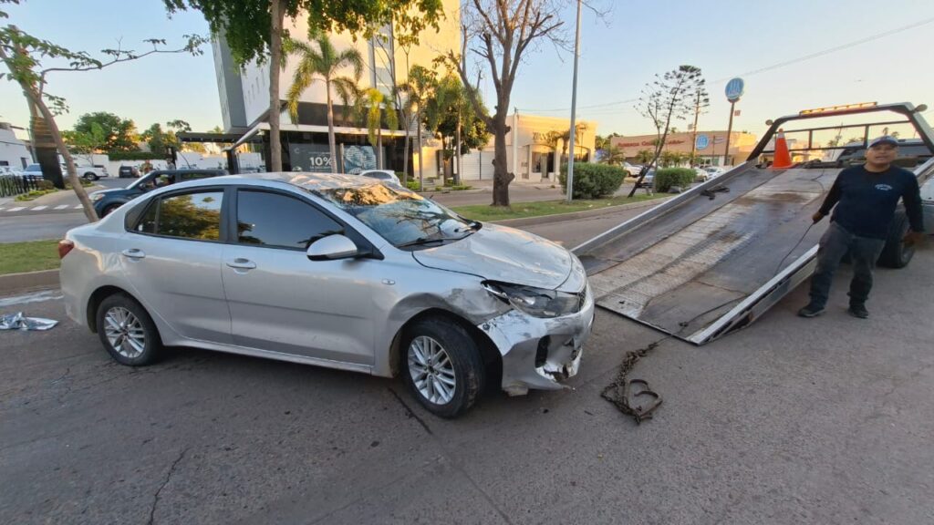 Vehículo Nissan Sentra gris participante en el choque.