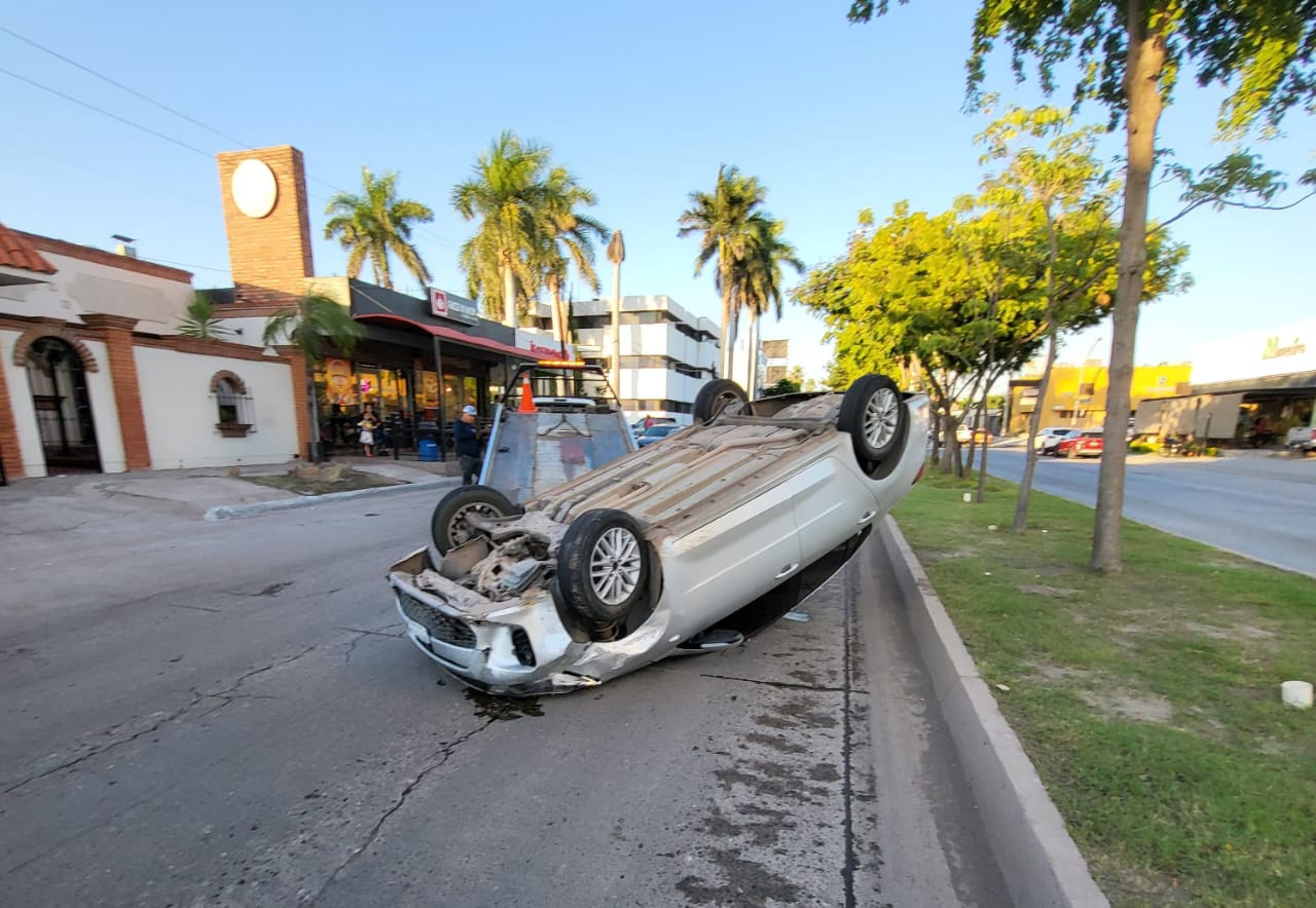 Vehículo volcado tras el accidente vial.