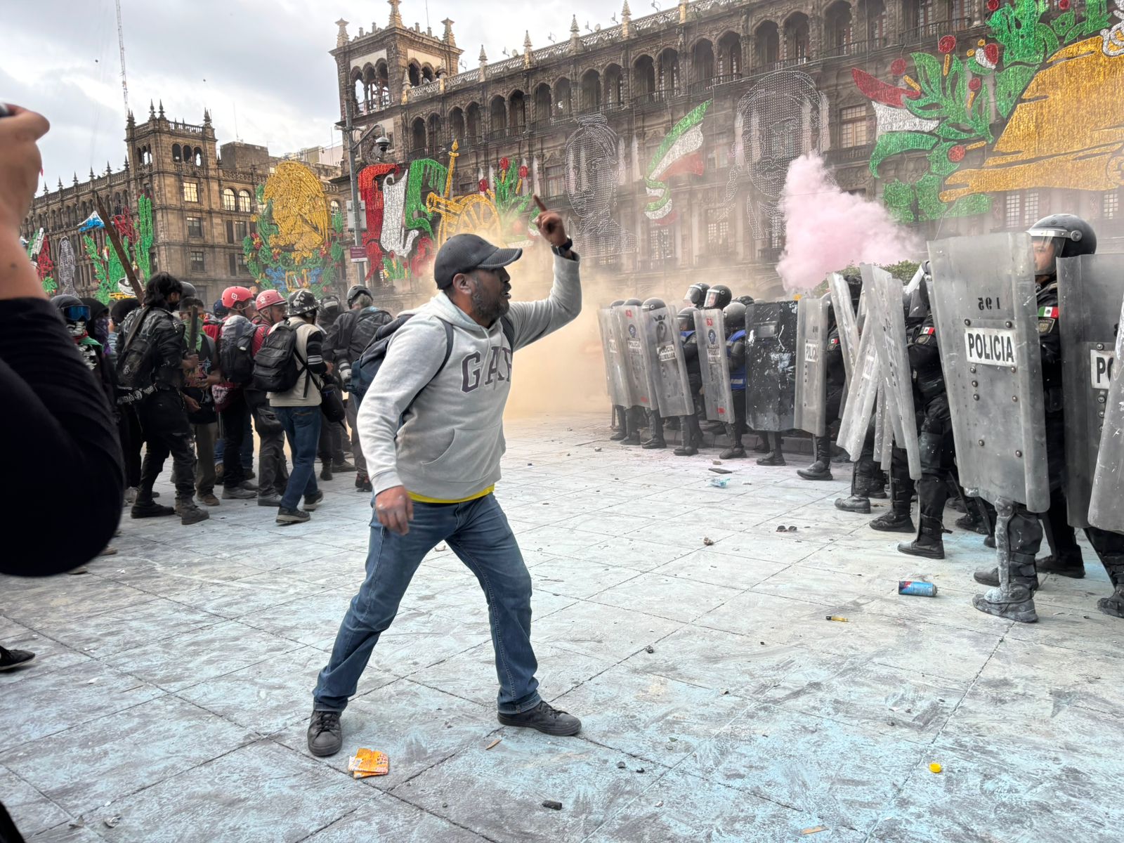 Choques y tensión en el Zócalo durante conmemoración de Tlatelolco
