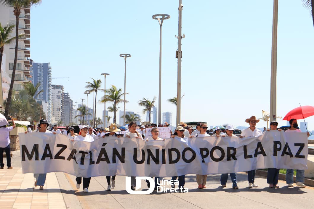 Cientos de personas se suman a la marcha pacífica para exigir que sus desaparecidos regresen a casa y por la paz en Sinaloa