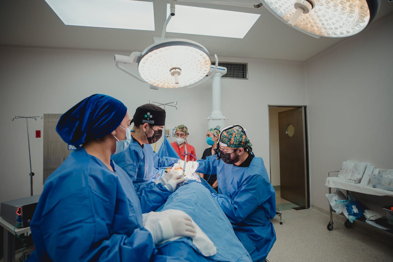 Médicos especialistas realizando una cirugía.