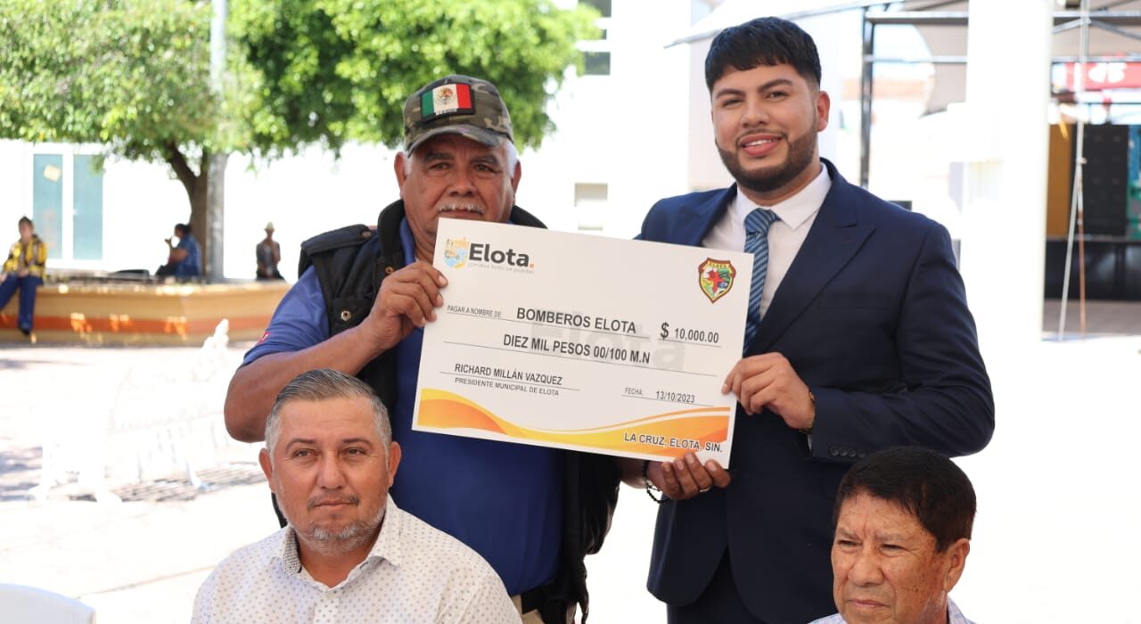 Alcalde Richard Millán Vázquez realizando su donativo para la Colecta Anual de Bomberos Elota 2025.