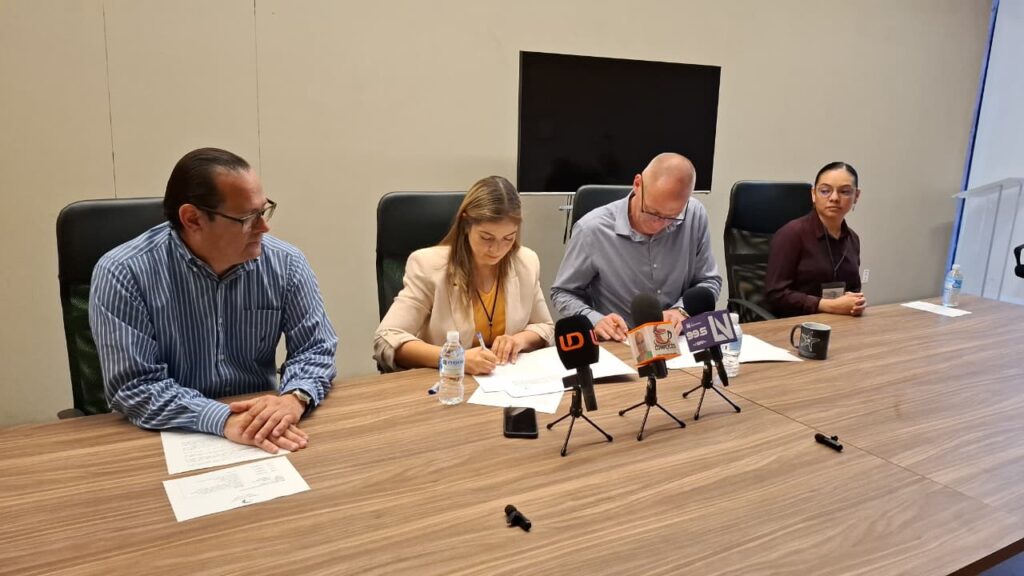 Autoridades del Gran Acuario Mazatlán y UPSIN firmando el convenio de colaboración.