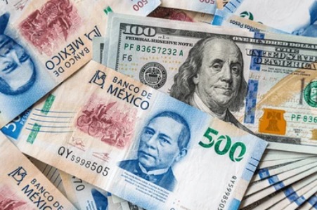 Billetes de dólar y billetes mexicanos de 500 pesos