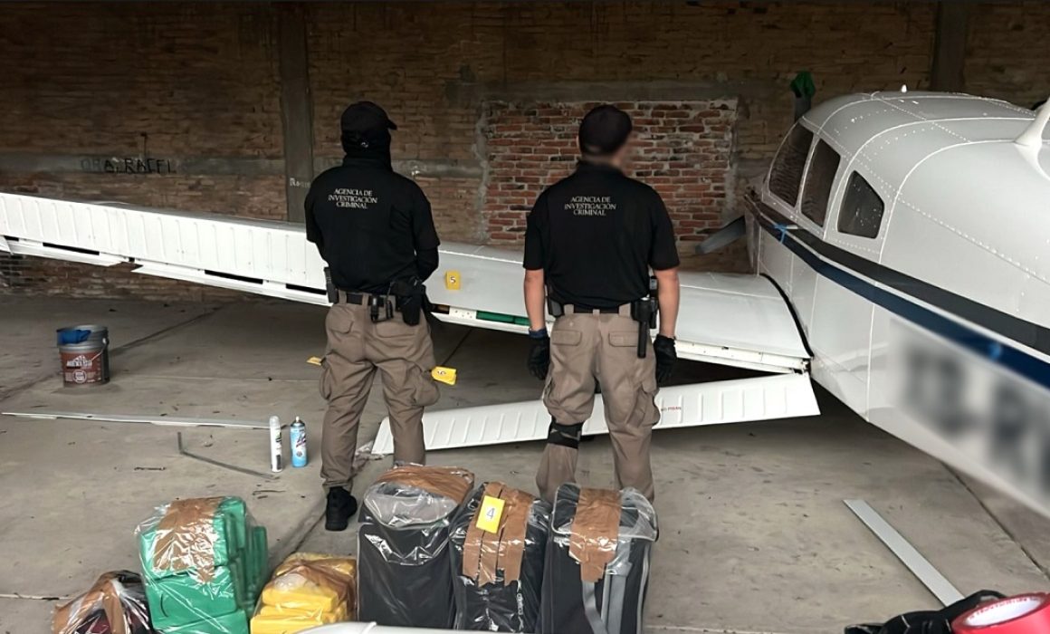 Decomisan 203 paquetes de cocaína y una aeronave en aeródromo de Tapachula
