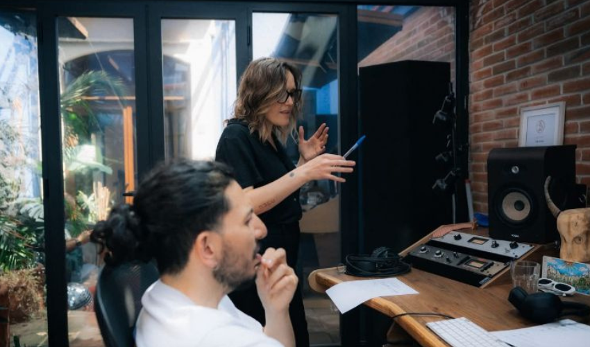 Denise Gutiérrez en la grabación de la canción Bureka
